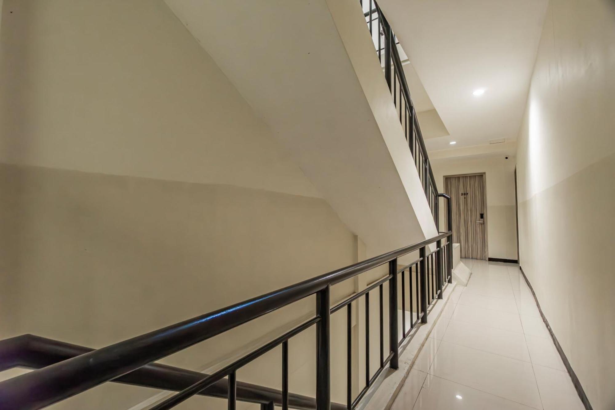 Ace Business Hotel Galaxy Surabaya Esterno foto
